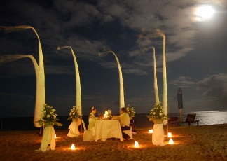 Romantic diner at the beach